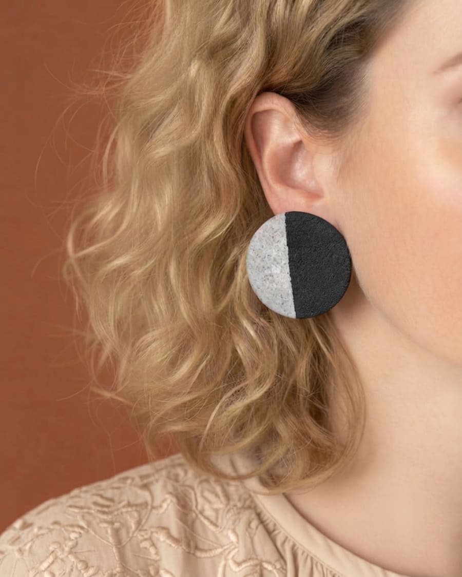 Boucles d'oreilles contemporaines noir et blanc