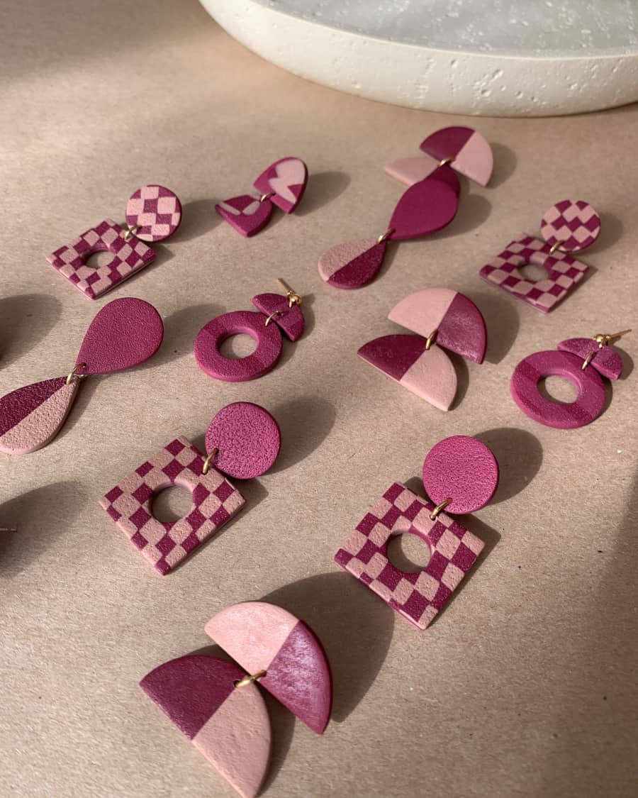 Collection de boucles d'oreilles artisanales colorées