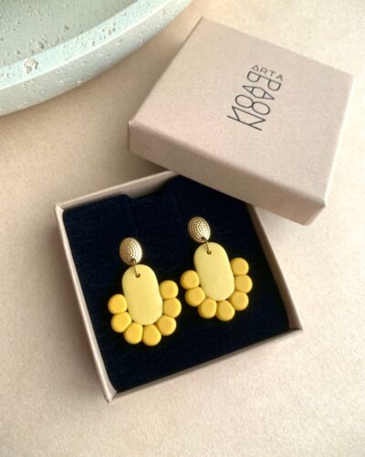 Boucles d'oreilles artisanales Corolle en argile polymère jaune nacré avec attaches ovales dorées texturées.