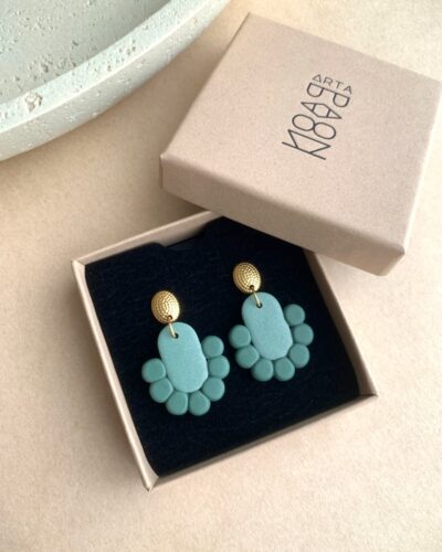 Boucles d'oreilles artisanales Corolle en argile polymère vert nacré avec attaches ovales dorées texturées.
