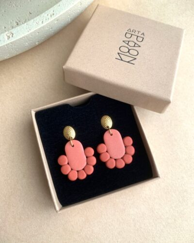 Boucles d'oreilles artisanales Corolle en argile polymère terracotta clair nacré et terracotta, avec attaches ovales dorées texturées.