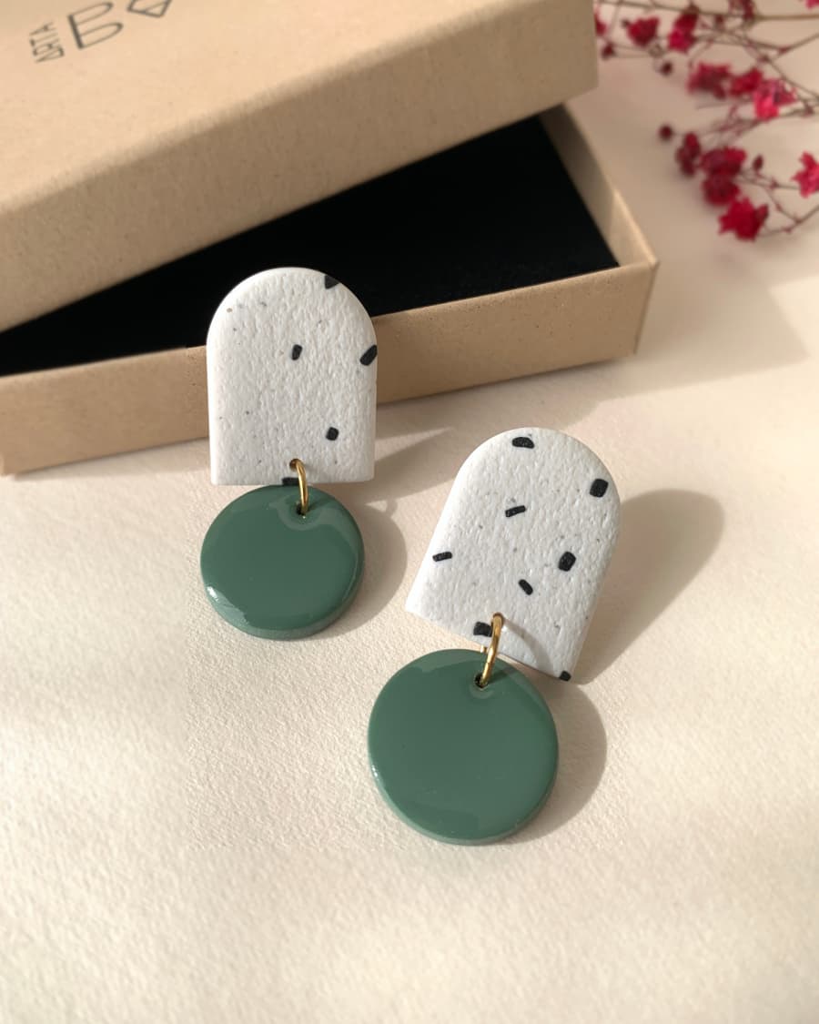 Boucles d'oreilles arche - Confettis vert eucalyptus